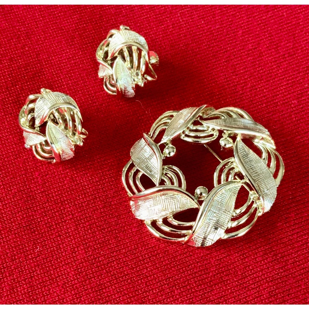 Vintage Signed LISNER SET - Pin and Clip Earrings - Gold Tone